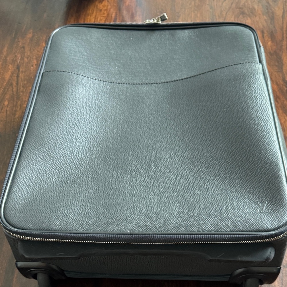 Louis Vuitton MINT CONDITION Black Taiga Leather Small Rolling Bag